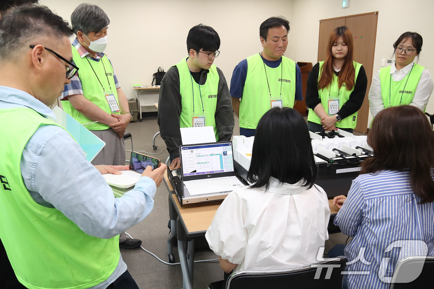 (대구=뉴스1) 공정식 기자 = 제9회 전국동시지방선거를 27일 앞둔 7일 대구 서구 중리동 대구시선거관리위원회에서 열린 공정선거참관단 사전설명회에서 참관위원들이 투개표 시연을 지 …