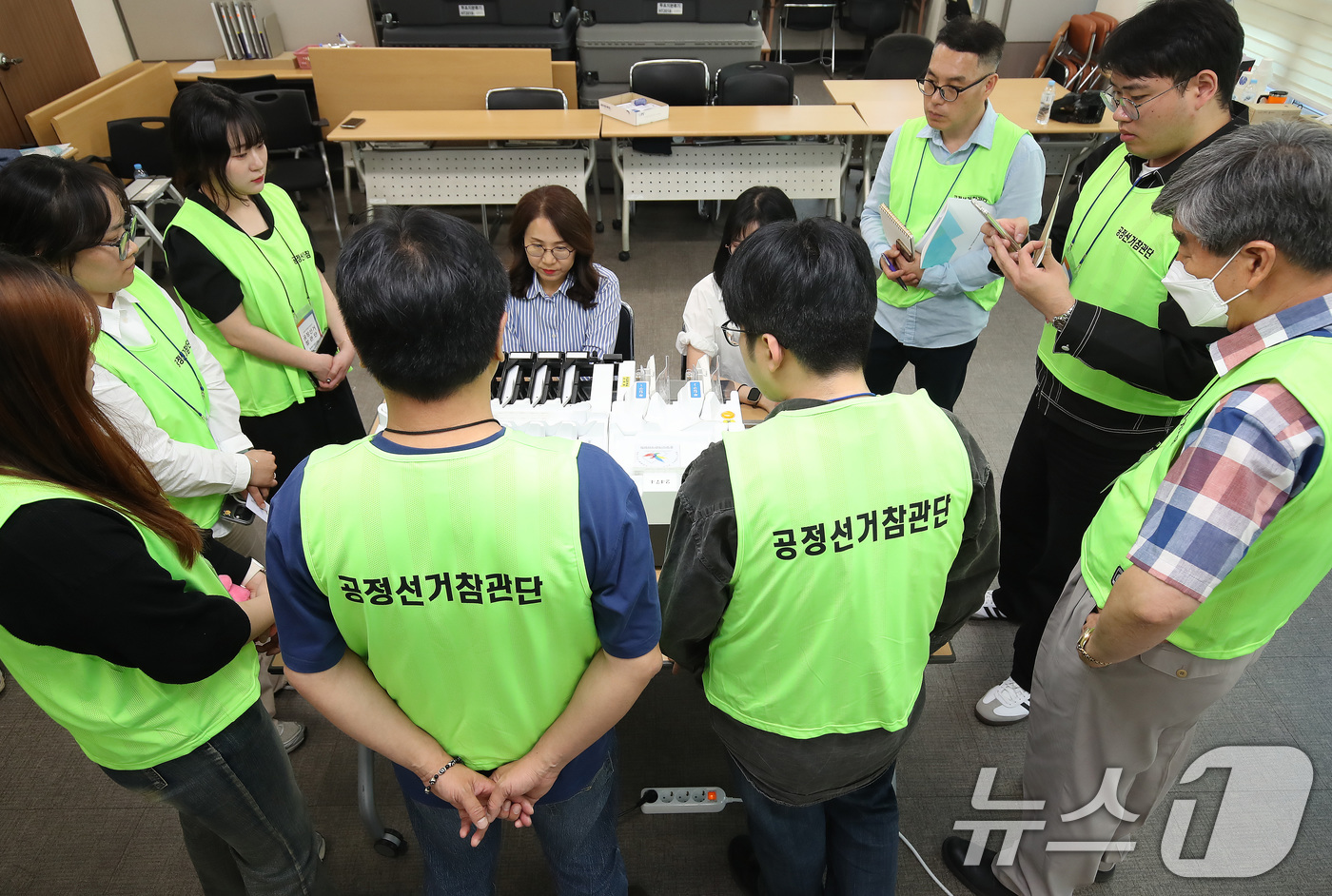 (대구=뉴스1) 공정식 기자 = 제9회 전국동시지방선거를 27일 앞둔 7일 대구 서구 중리동 대구시선거관리위원회에서 열린 공정선거참관단 사전설명회에서 참관위원들이 투개표 시연을 지 …