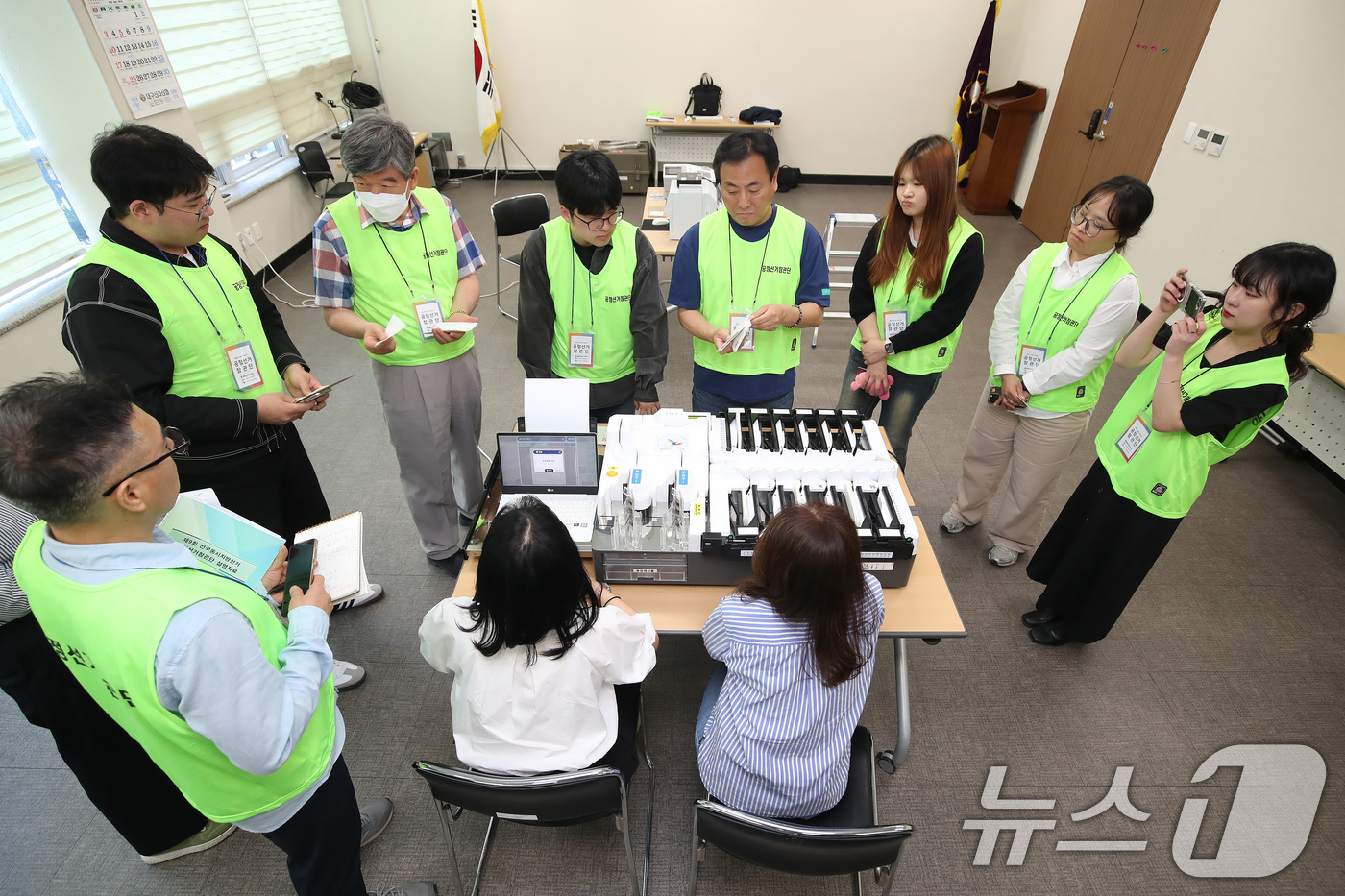 (대구=뉴스1) 공정식 기자 = 제9회 전국동시지방선거를 27일 앞둔 7일 대구 서구 중리동 대구시선거관리위원회에서 열린 공정선거참관단 사전설명회에서 참관위원들이 투개표 시연을 지 …
