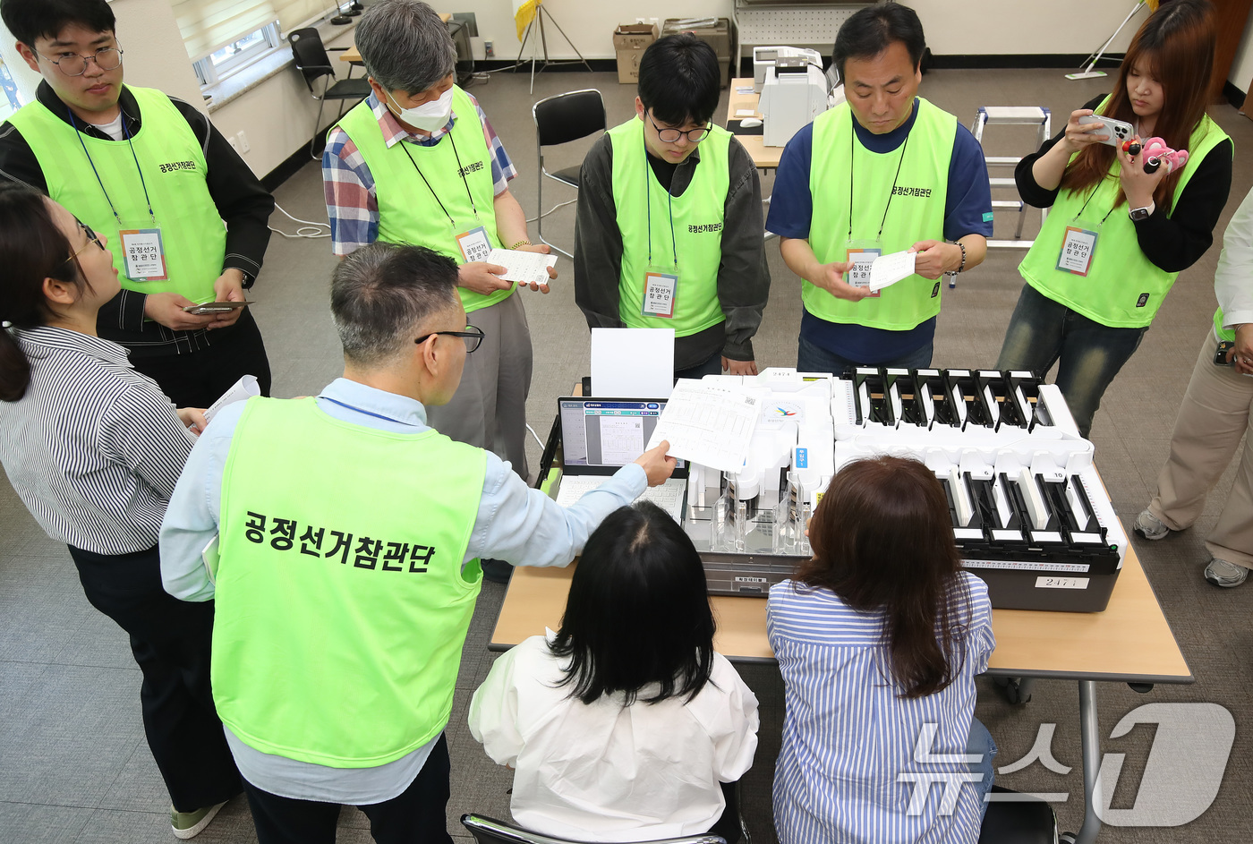 (대구=뉴스1) 공정식 기자 = 제9회 전국동시지방선거를 27일 앞둔 7일 대구 서구 중리동 대구시선거관리위원회에서 열린 공정선거참관단 사전설명회에서 참관위원들이 투개표 시연을 지 …