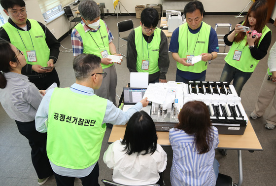 중립적 자세로 지방선거 지켜보는 공정선거참관단