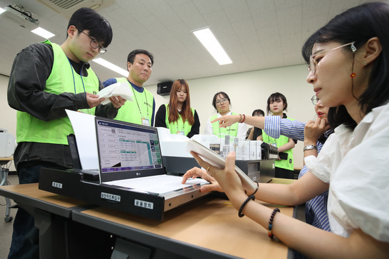 중립적 자세로 지방선거 지켜보는 공정선거참관단