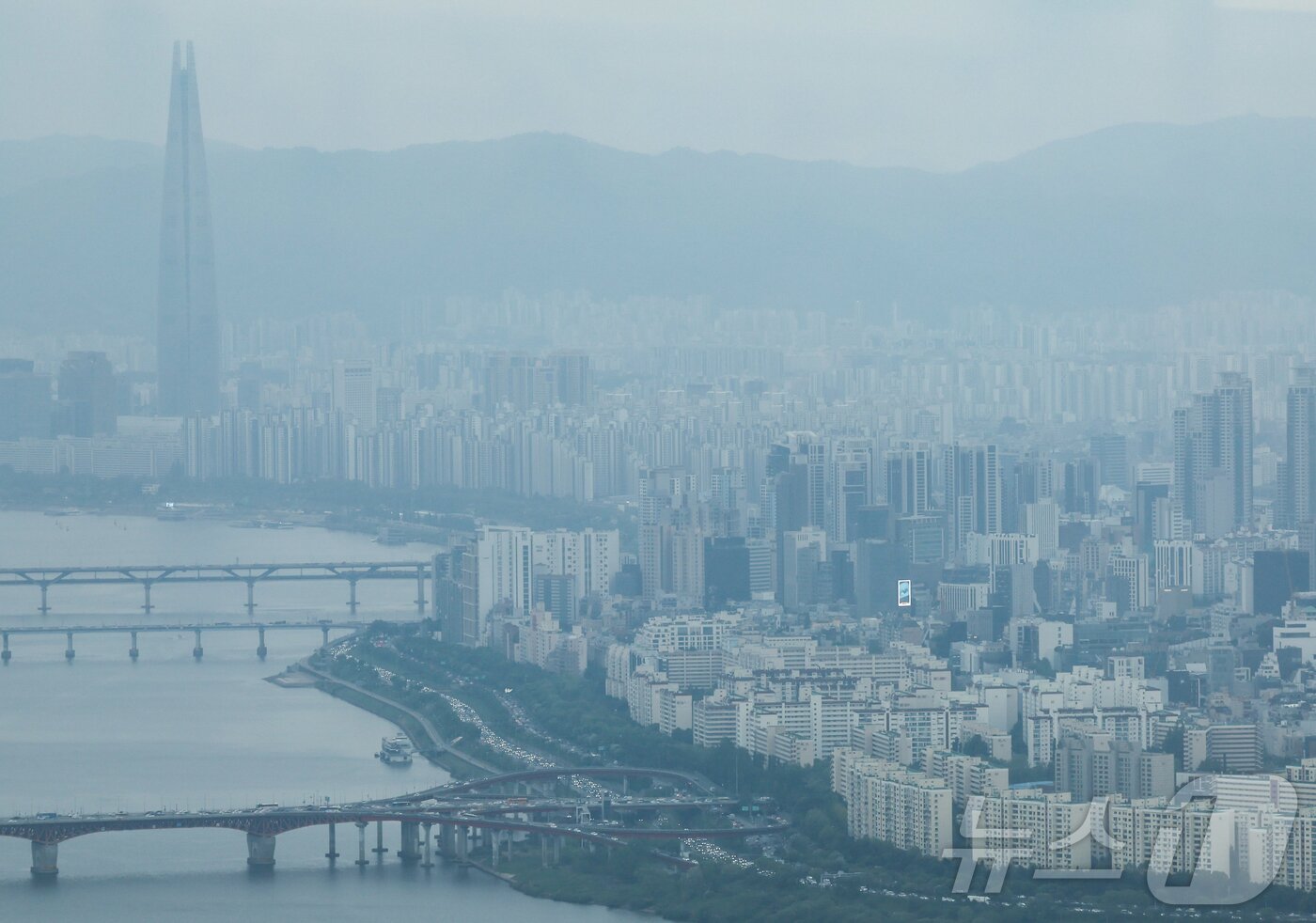본문 이미지 - 서울 남산타워 전망대에서 바라본 서울 시내 아파트 단지의 모습. 2026.5.7 ⓒ 뉴스1 이종수 인턴기자