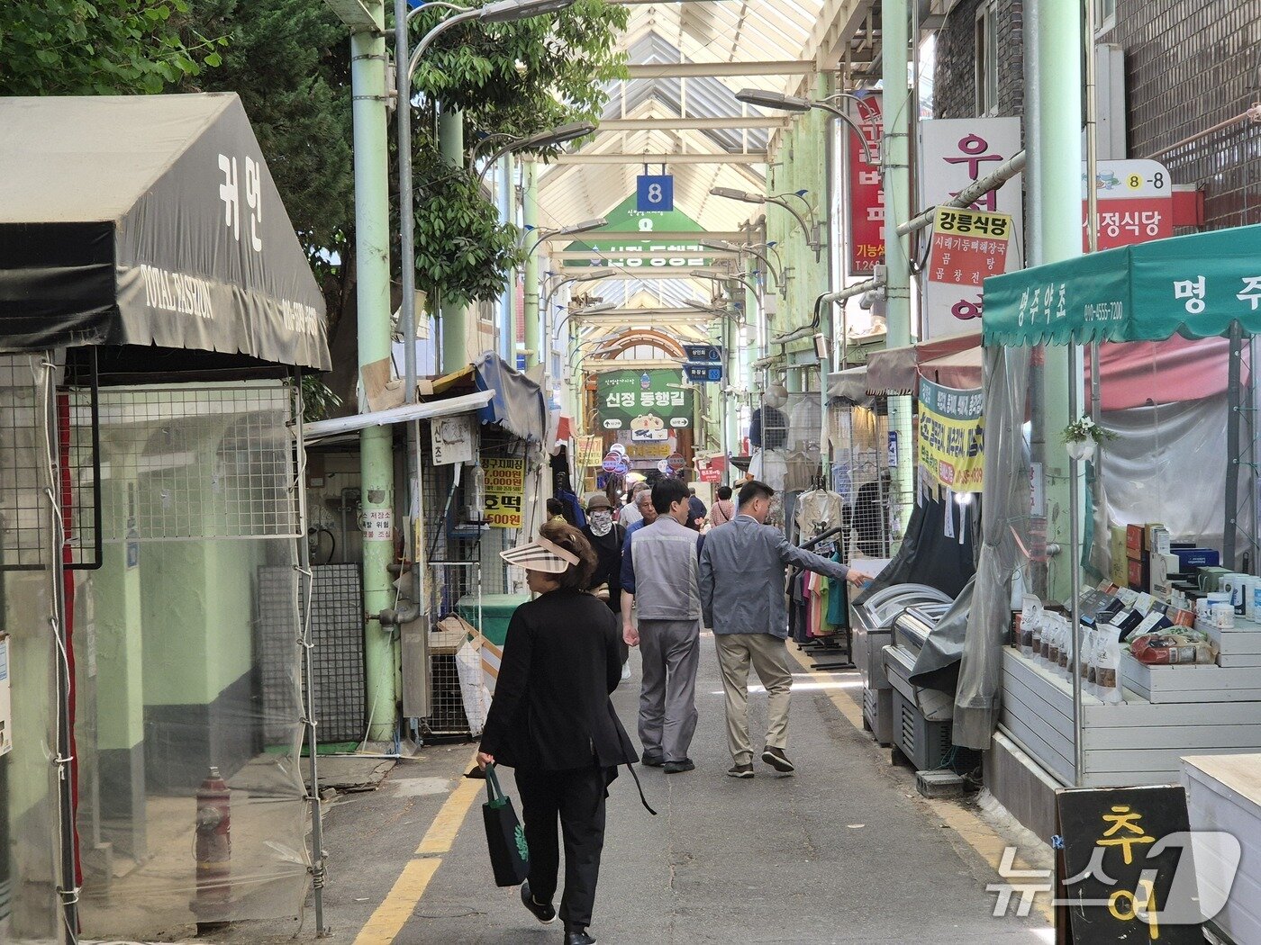 본문 이미지 - 7일 울산 남구 신정1동 신정시장에서 시민들이 장을 보고 있다.2026.5.7 ⓒ 뉴스1 박정현 기자
