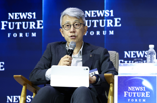 [NFF 2026] 패널 토론 진행하는 정재훈 교수