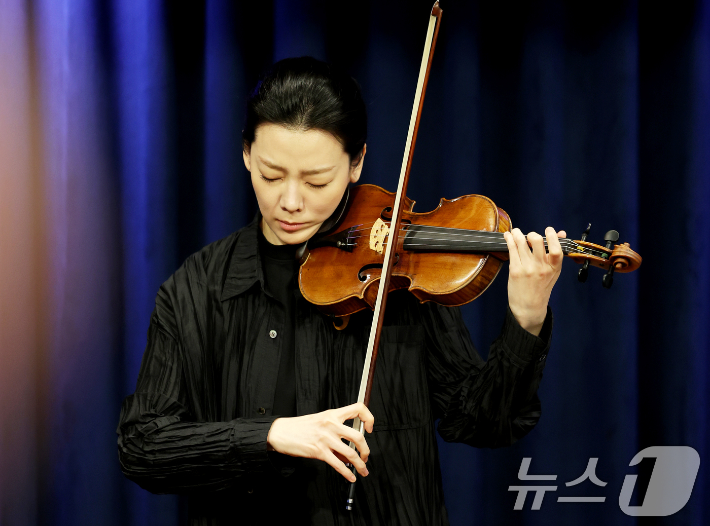 (서울=뉴스1) 조연우 인턴기자 = 바이올리니스트 클라라 주미 강이 7일 서울 종로구 크레디아클래식클럽에서 열린 기자간담회에서 바흐 무반주 바이올린 소나타를 연주하고 있다. 주미 …