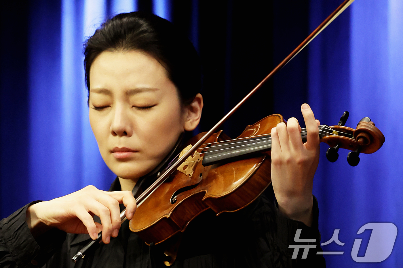 (서울=뉴스1) 조연우 인턴기자 = 바이올리니스트 클라라 주미 강이 7일 서울 종로구 크레디아클래식클럽에서 열린 기자간담회에서 바흐 무반주 바이올린 소나타를 연주하고 있다. 주미 …