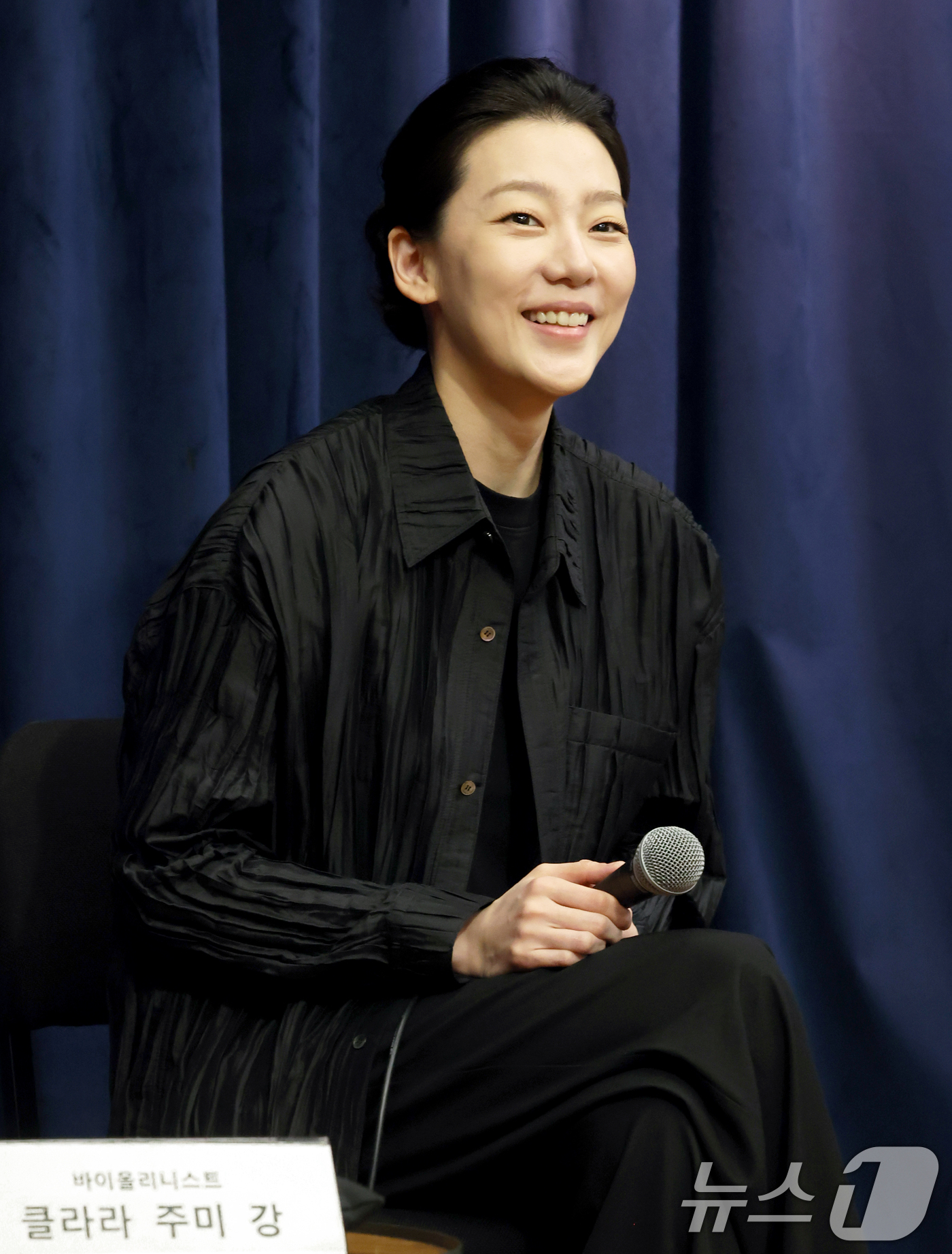 (서울=뉴스1) 조연우 인턴기자 = 바이올리니스트 클라라 주미 강이 7일 서울 종로구 크레디아클래식클럽에서 열린 ‘클라라 주미 강 & 김선욱 듀오 리사이틀’ 기자간담회에서 취재진의 …