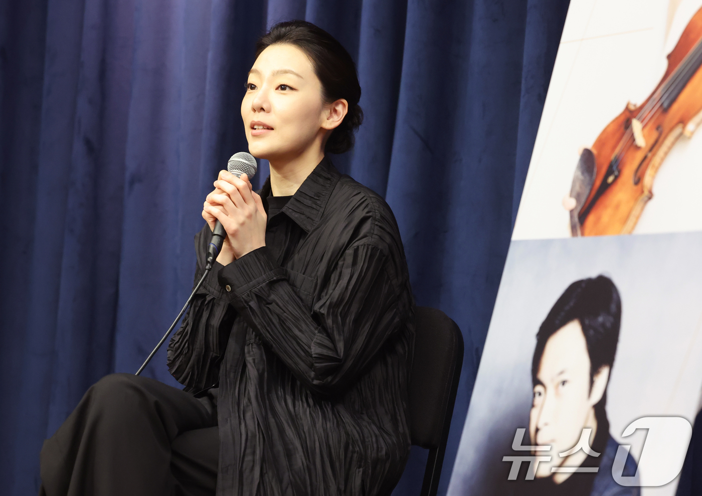 (서울=뉴스1) 조연우 인턴기자 = 바이올리니스트 클라라 주미 강이 7일 서울 종로구 크레디아클래식클럽에서 열린 ‘클라라 주미 강 & 김선욱 듀오 리사이틀’ 기자간담회에서 피아니스 …