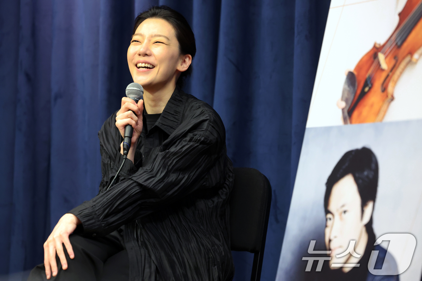 (서울=뉴스1) 조연우 인턴기자 = 바이올리니스트 클라라 주미 강이 7일 서울 종로구 크레디아클래식클럽에서 열린 ‘클라라 주미 강 & 김선욱 듀오 리사이틀’ 기자간담회에서 피아니스 …