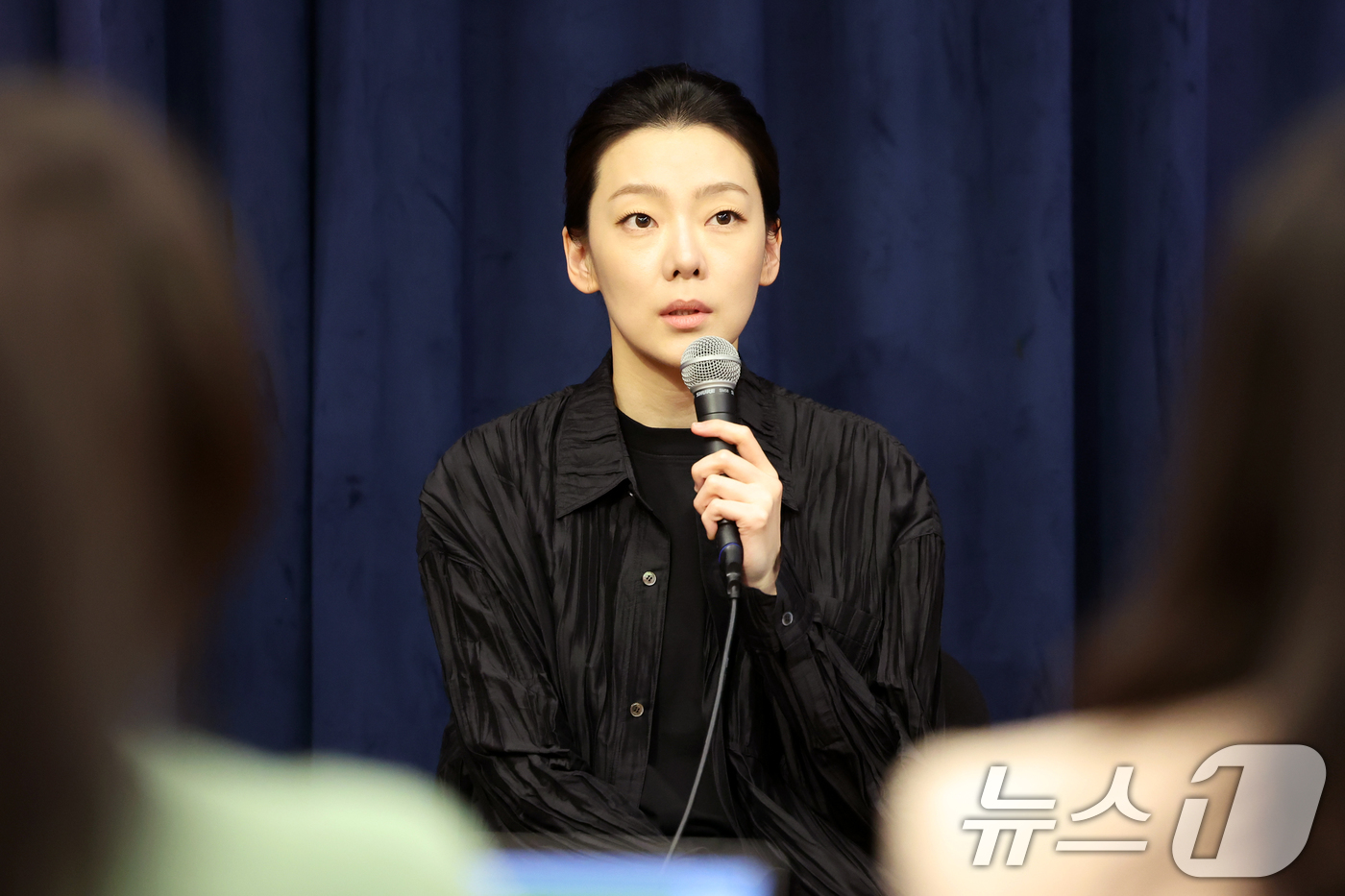 (서울=뉴스1) 조연우 인턴기자 = 바이올리니스트 클라라 주미 강이 7일 서울 종로구 크레디아클래식클럽에서 열린 ‘클라라 주미 강 & 김선욱 듀오 리사이틀’ 기자간담회에서 취재진의 …