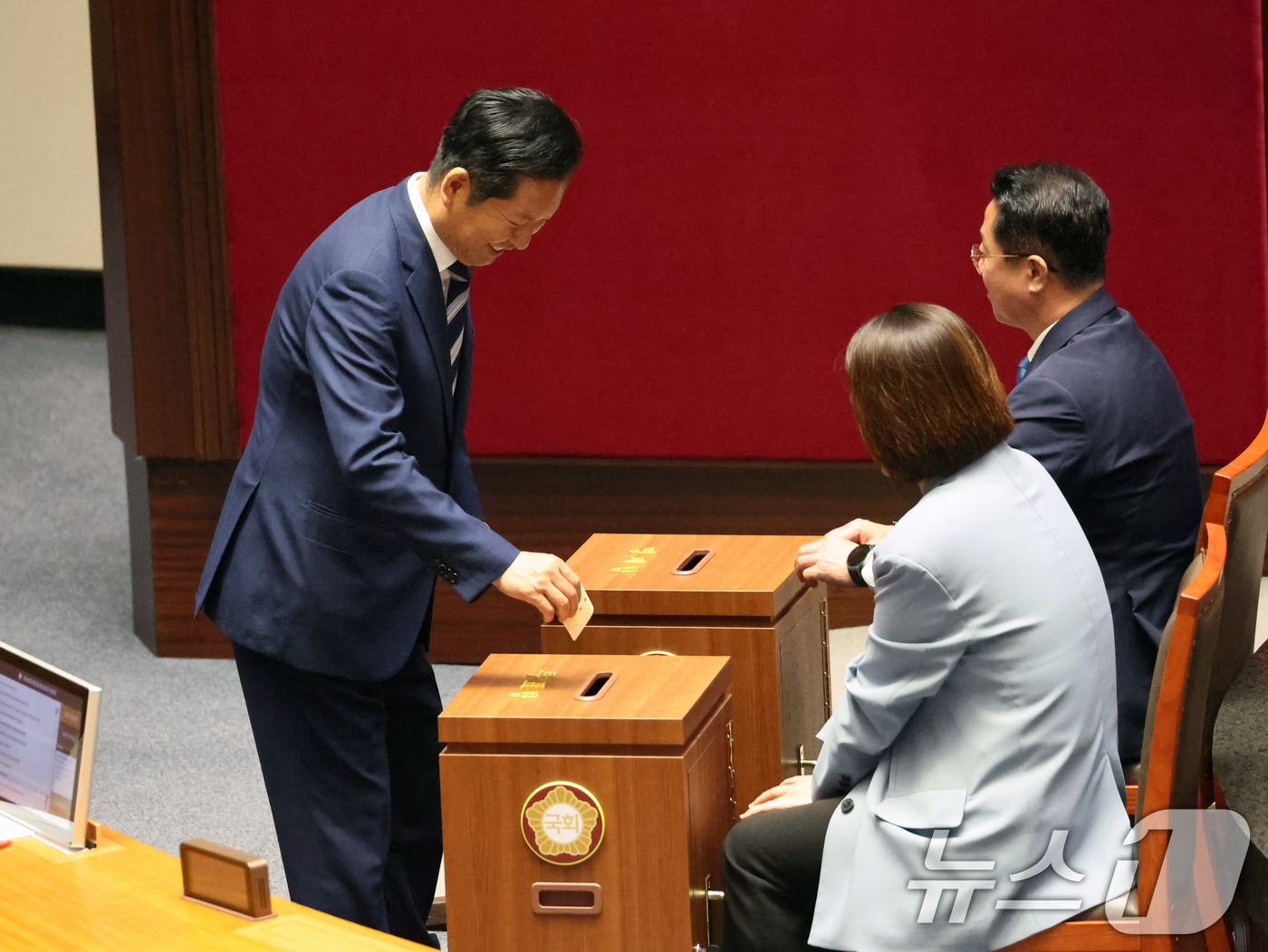 (서울=뉴스1) 황기선 기자 = 정청래 더불어민주당 대표가 7일 오후 서울 여의도 국회에서 열린 제435회 국회(임시회) 제1차 본회의에서 대한민국헌법 개정안을 투표하고 있다. 2 …