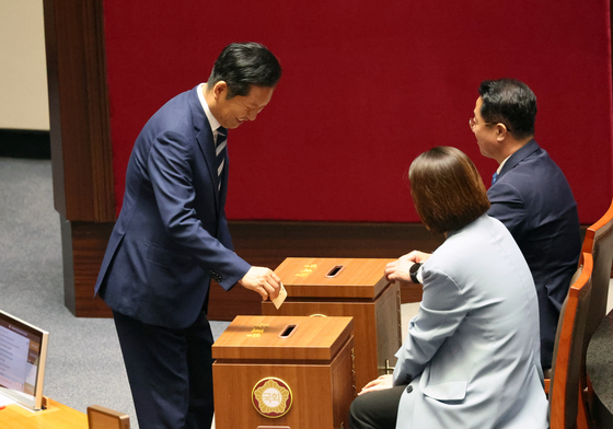 헌법 개정안 투표하는 정청래 대표
