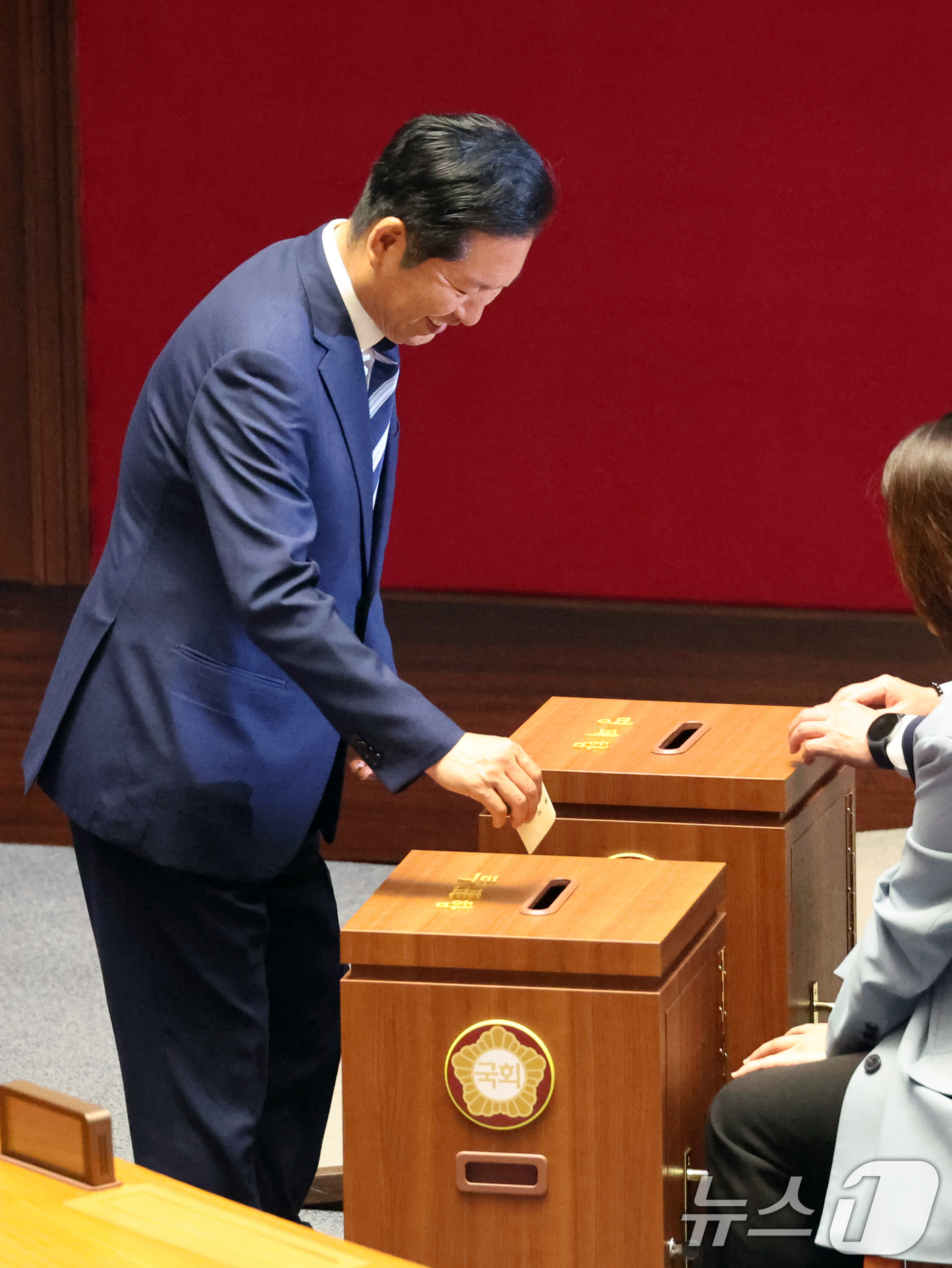 (서울=뉴스1) 황기선 기자 = 정청래 더불어민주당 대표가 7일 오후 서울 여의도 국회에서 열린 제435회 국회(임시회) 제1차 본회의에서 대한민국헌법 개정안을 투표하고 있다. 2 …