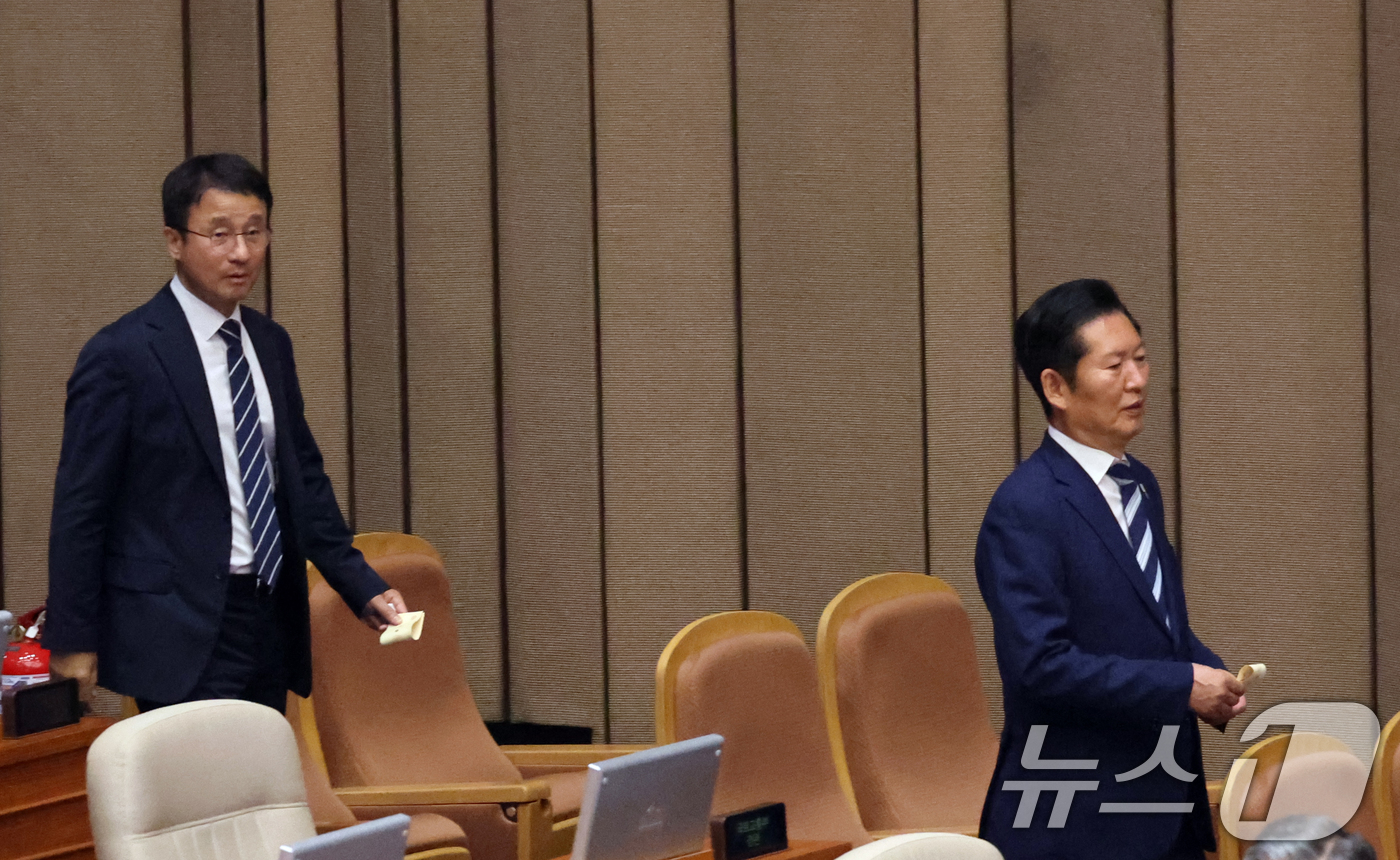 (서울=뉴스1) 황기선 기자 = 더불어민주당 정청래 대표와 한병도 원내대표가 7일 오후 서울 여의도 국회에서 열린 제435회 국회(임시회) 제1차 본회의에서 대한민국헌법 개정안 투 …