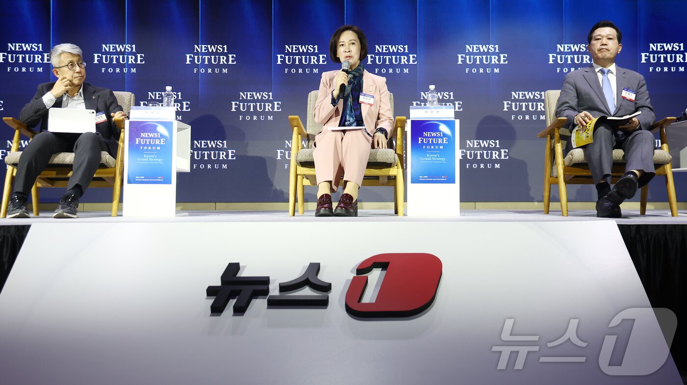 본문 이미지 - 이인선 국민의힘 의원이 7일 서울 여의도 페어몬트 앰배서더 호텔에서 열린 뉴스1 미래포럼 세션3 대한민국 균형발전의 새로운 대안 지방통합시대를 주제로 한 패널 토론에서 발언하고 있다. 왼쪽부터 좌장인 정재훈 서울여자대 사회복지학과 교수, 이 의원, 하혜수 경북대 행정학부 교수. 2026.5.7 ⓒ 뉴스1 김민지 기자