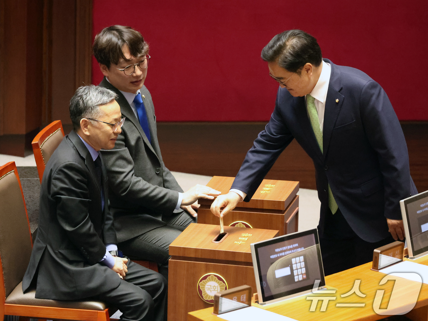 (서울=뉴스1) 황기선 기자 = 우원식 국회의장이 7일 오후 서울 여의도 국회에서 열린 제435회 국회(임시회) 제1차 본회의에서 대한민국헌법 개정안을 투표하고 있다. 2026.5 …