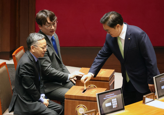 헌법 개정안 투표하는 우원식 국회의장