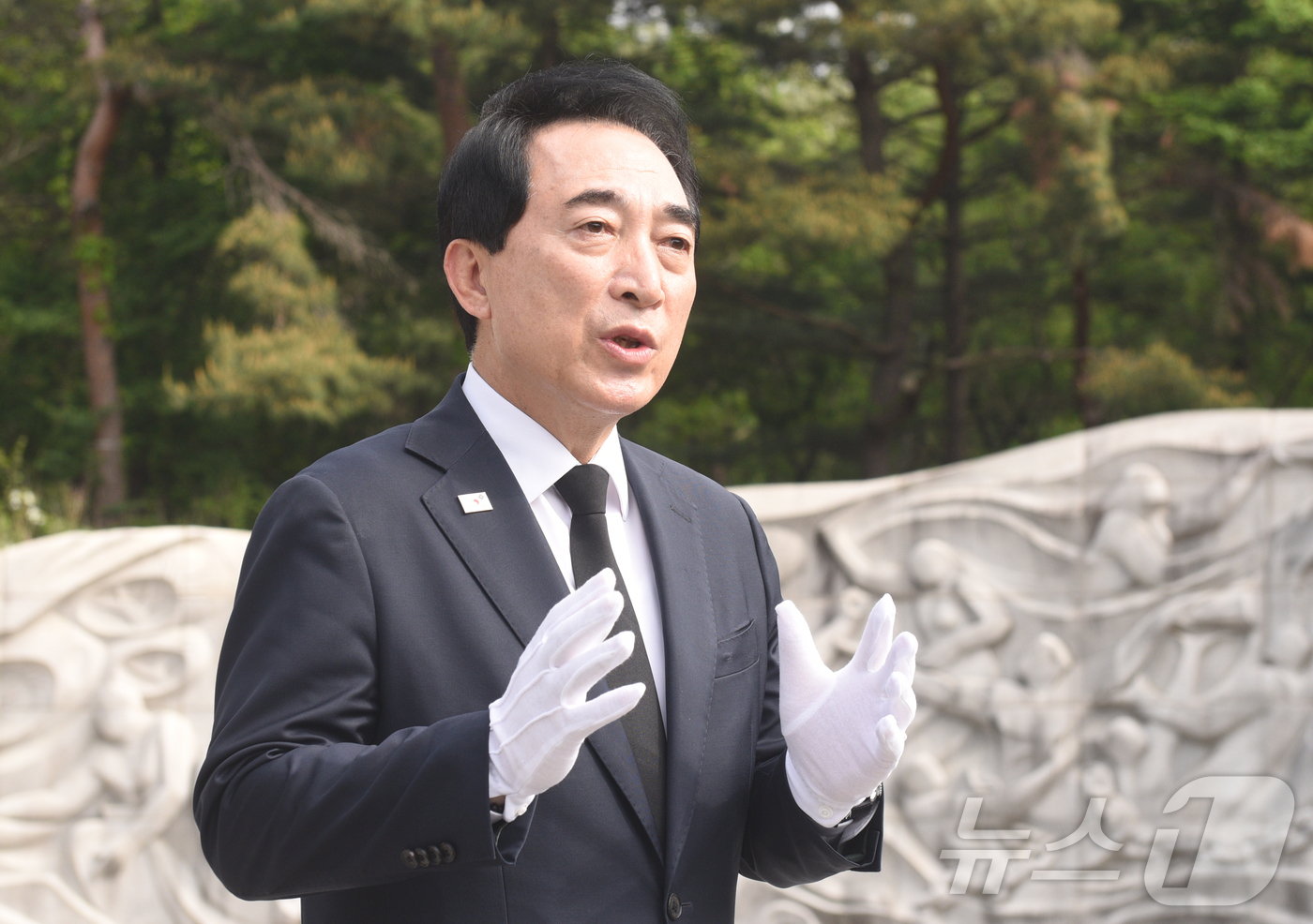 (대전=뉴스1) 김기태 기자 = 박수현 더불어민주당 충남도지사 후보가 6.3 지방선거를 앞두고 7일 충남 천안 독립기념관 추모의자리에서 참배를 마치고 발언하고 있다. 이날 더불어민 …