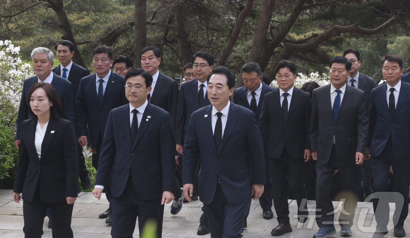 (대전=뉴스1) 김기태 기자 = 6.3 지방선거를 앞두고 7일 충남 천안 독립기념관 추모의자리에서 박수현 더불어민주당 충남도지사 후보와 도당 후보자들이 참배를 하기 위해 이동하고 …