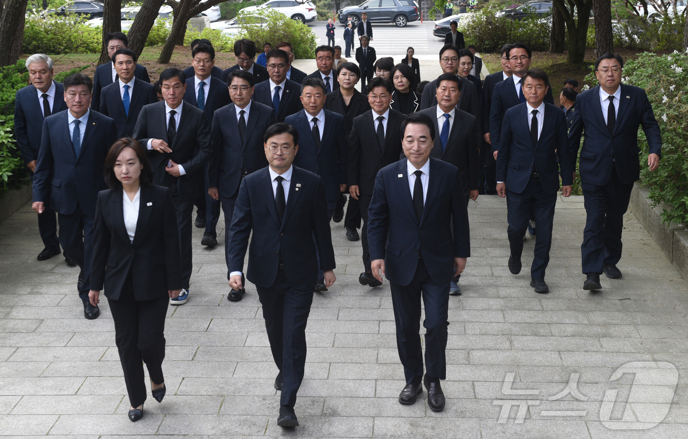 (대전=뉴스1) 김기태 기자 = 6.3 지방선거를 앞두고 7일 충남 천안 독립기념관 추모의자리에서 박수현 더불어민주당 충남도지사 후보와 도당 후보자들이 참배를 하기 위해 이동하고 …