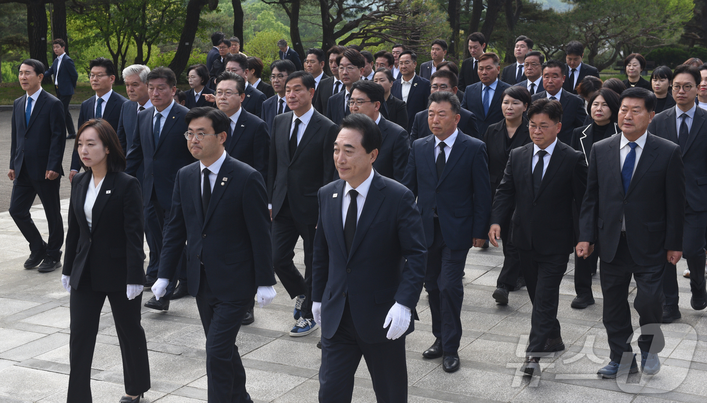 (대전=뉴스1) 김기태 기자 = 6.3 지방선거를 앞두고 7일 충남 천안 독립기념관 추모의자리에서 박수현 더불어민주당 충남도지사 후보와 도당 후보자들이 참배를 하기 위해 이동하고 …