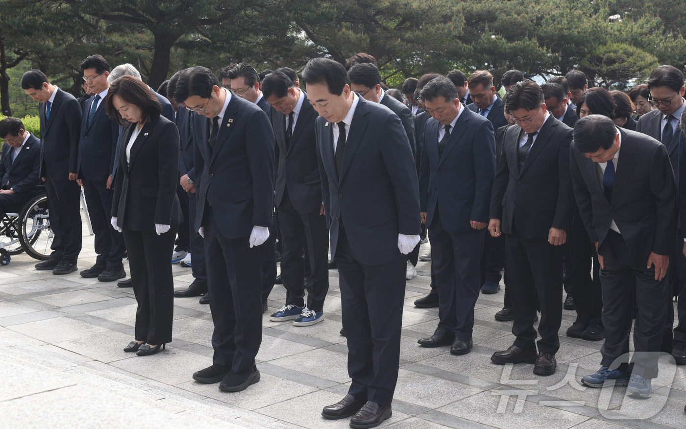 (대전=뉴스1) 김기태 기자 = 6.3 지방선거를 앞두고 7일 충남 천안 독립기념관 추모의자리에서 박수현 더불어민주당 충남도지사 후보와 도당 후보자들이 참배를 하고 있다. (공동취 …