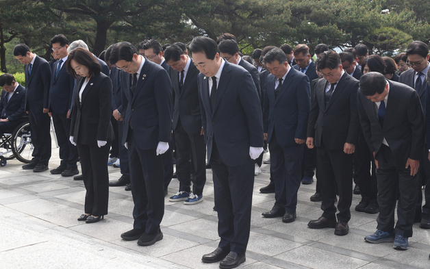 독립기념관 참배하는 지방선거 민주당 충남 후보자