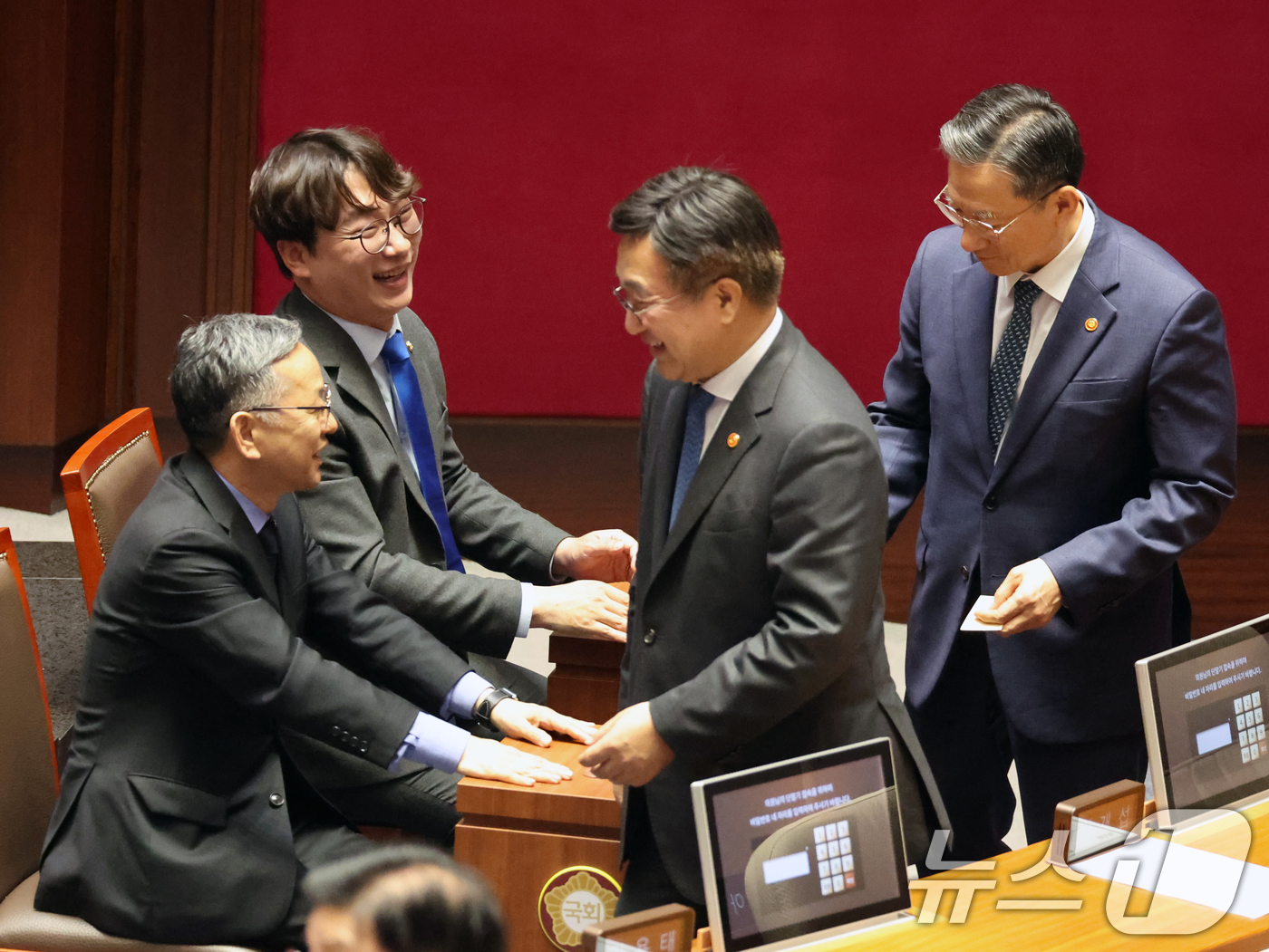 (서울=뉴스1) 황기선 기자 = 정성호 법무부 장관이 7일 오후 서울 여의도 국회에서 열린 제435회 국회(임시회) 제1차 본회의에서 대한민국헌법 개정안을 투표하고 있다. 2026 …