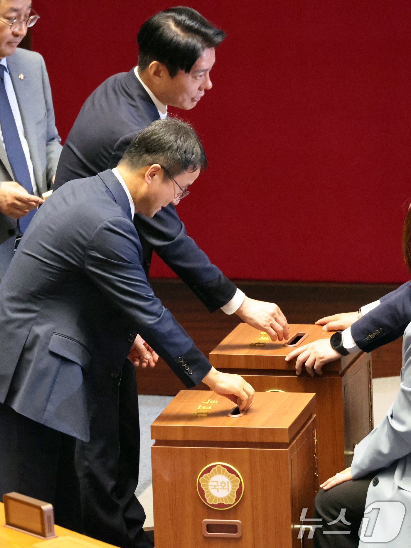 (서울=뉴스1) 황기선 기자 = 한병도 더불어민주당 원내대표가 7일 오후 서울 여의도 국회에서 열린 제435회 국회(임시회) 제1차 본회의에서 대한민국헌법 개정안을 투표하고 있다. …