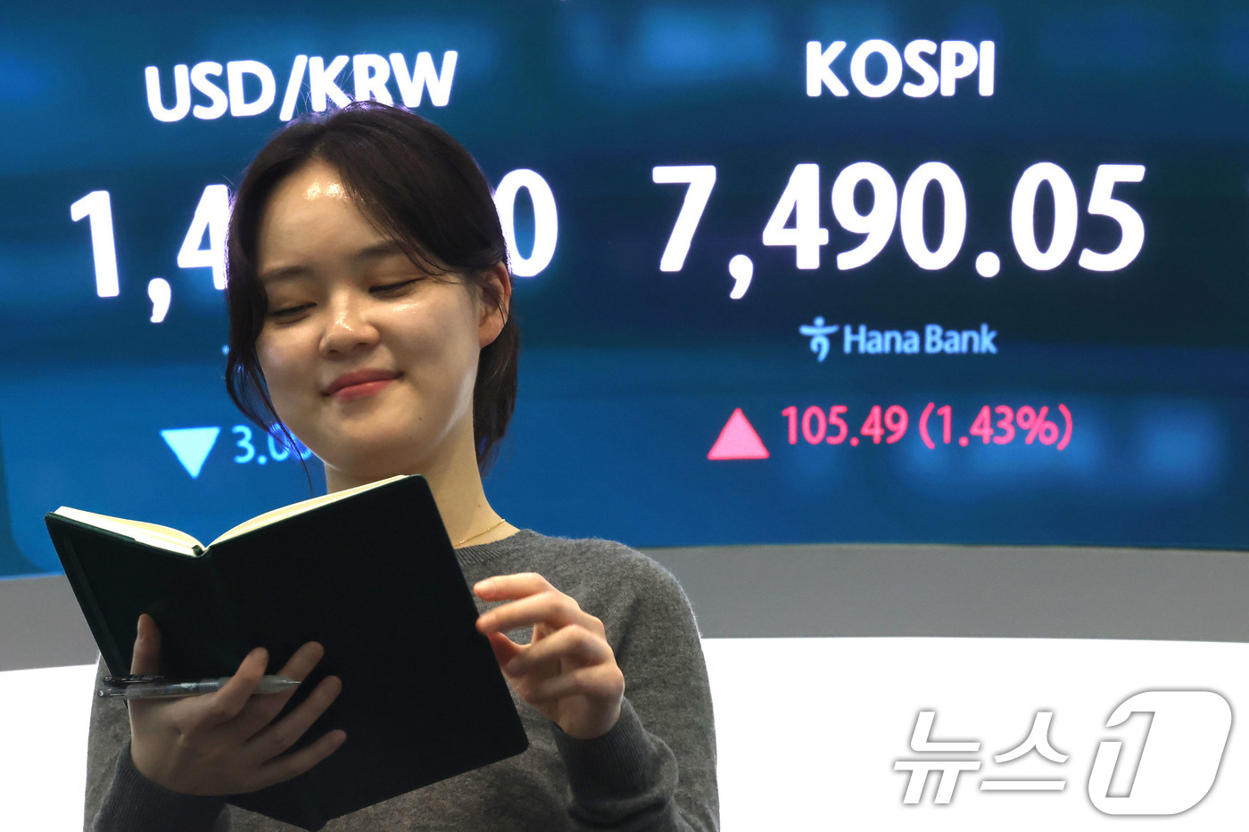 (서울=뉴스1) 이광호 기자 = 코스피 지수가 사상 최고치로 마감한 7일 오후 서울 중구 하나은행 본점 딜링룸 현황판에 전장대비 105.49포인트(1.43%) 상승한 7,490.0 …