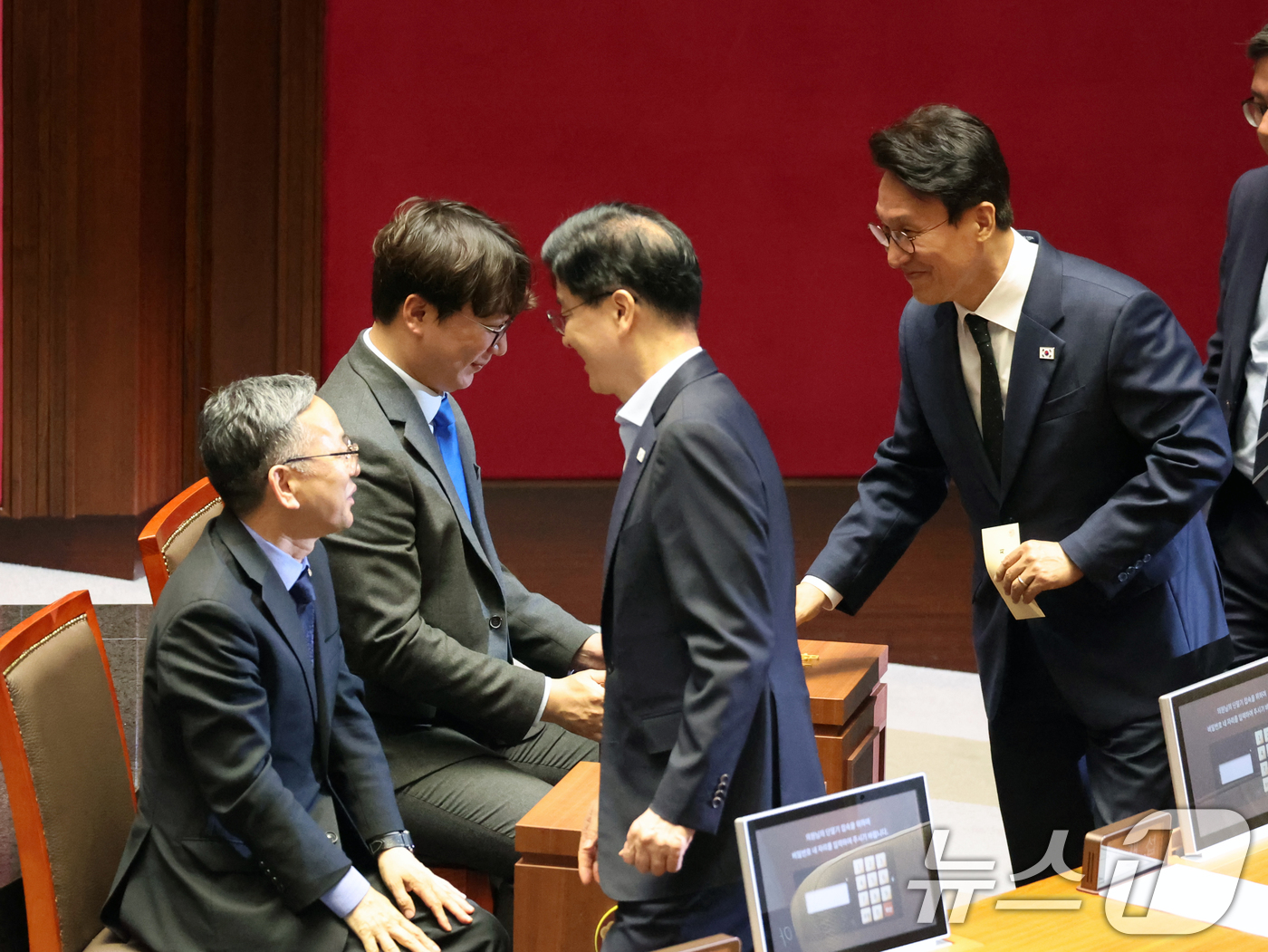 (서울=뉴스1) 황기선 기자 = 김민석 국무총리가 7일 오후 서울 여의도 국회에서 열린 제435회 국회(임시회) 제1차 본회의에서 대한민국헌법 개정안을 투표하고 있다. 2026.5 …
