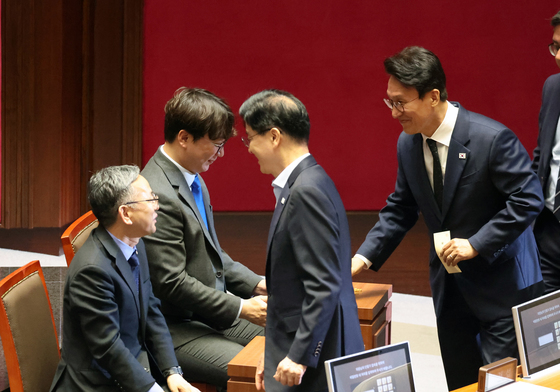 헌법 개정안 투표하는 김민석 국무총리