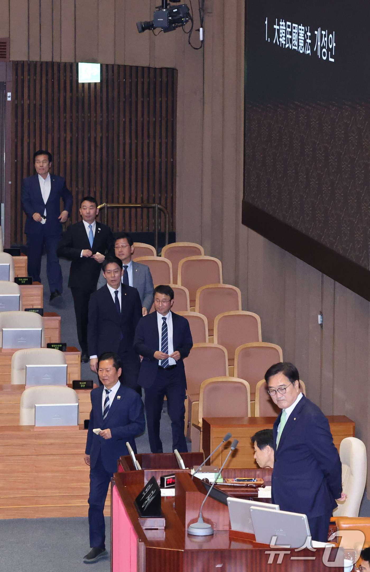 (서울=뉴스1) 신웅수 기자 = 정청래 더불어민주당 대표와 한병도 원내대표가 7일 서울 여의도 국회에서 열린 제435회국회(임시회) 제1차 본회의에서 대한민국헌법 개정안에 대한 투 …