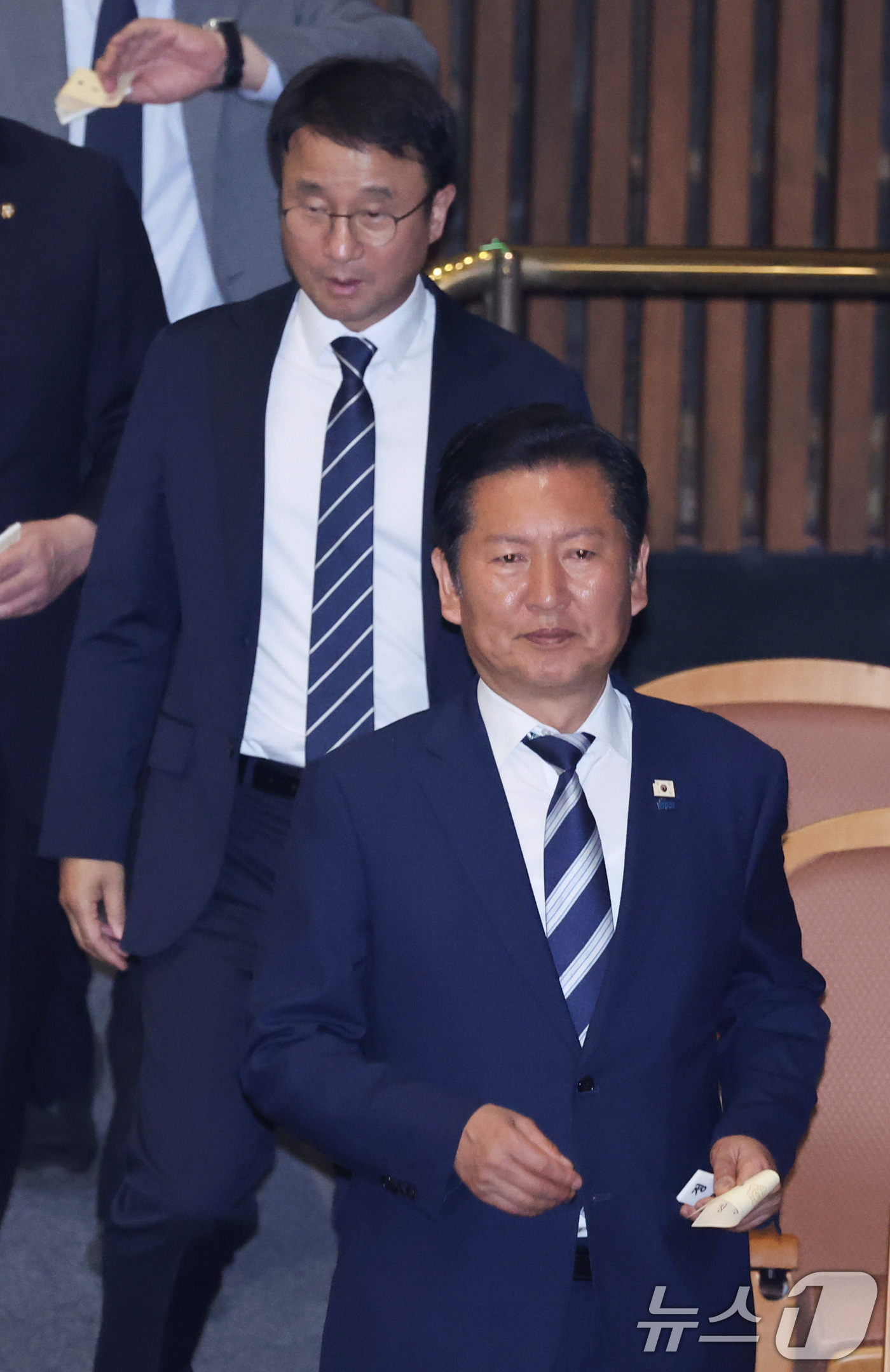 (서울=뉴스1) 신웅수 기자 = 정청래 더불어민주당 대표와 한병도 원내대표가 7일 서울 여의도 국회에서 열린 제435회국회(임시회) 제1차 본회의에서 대한민국헌법 개정안에 대한 투 …