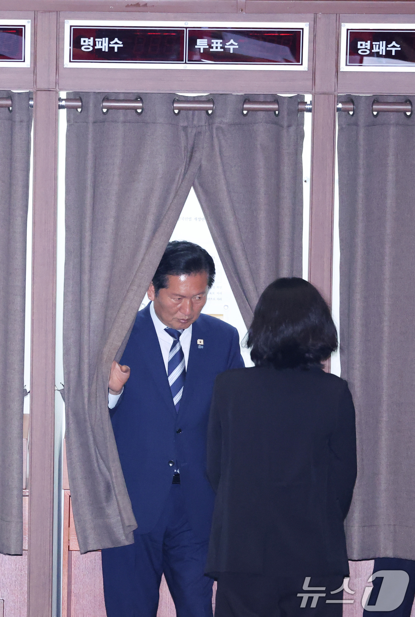 (서울=뉴스1) 신웅수 기자 = 정청래 더불어민주당 대표가 7일 서울 여의도 국회에서 열린 제435회국회(임시회) 제1차 본회의에서 대한민국헌법 개정안에 대한 투표를 하고 있다. …