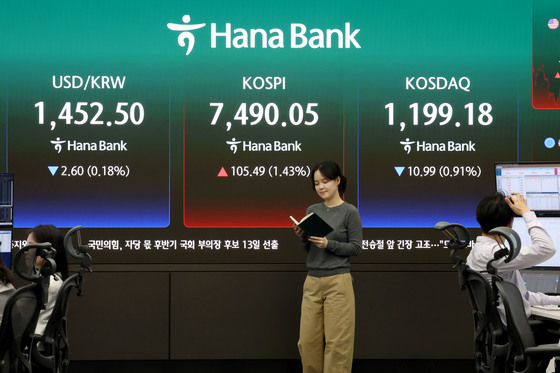 사상 최고치 행진 코스피, 7490선 마감