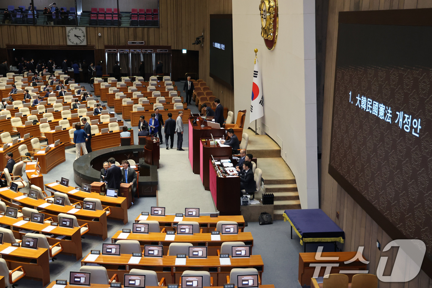 (서울=뉴스1) 신웅수 기자 = 국민의힘 제외한 국회의원들이 7일 서울 여의도 국회에서 열린 제435회국회(임시회) 제1차 본회의에서 대한민국헌법 개정안에 대한 투표를 하고 있다. …