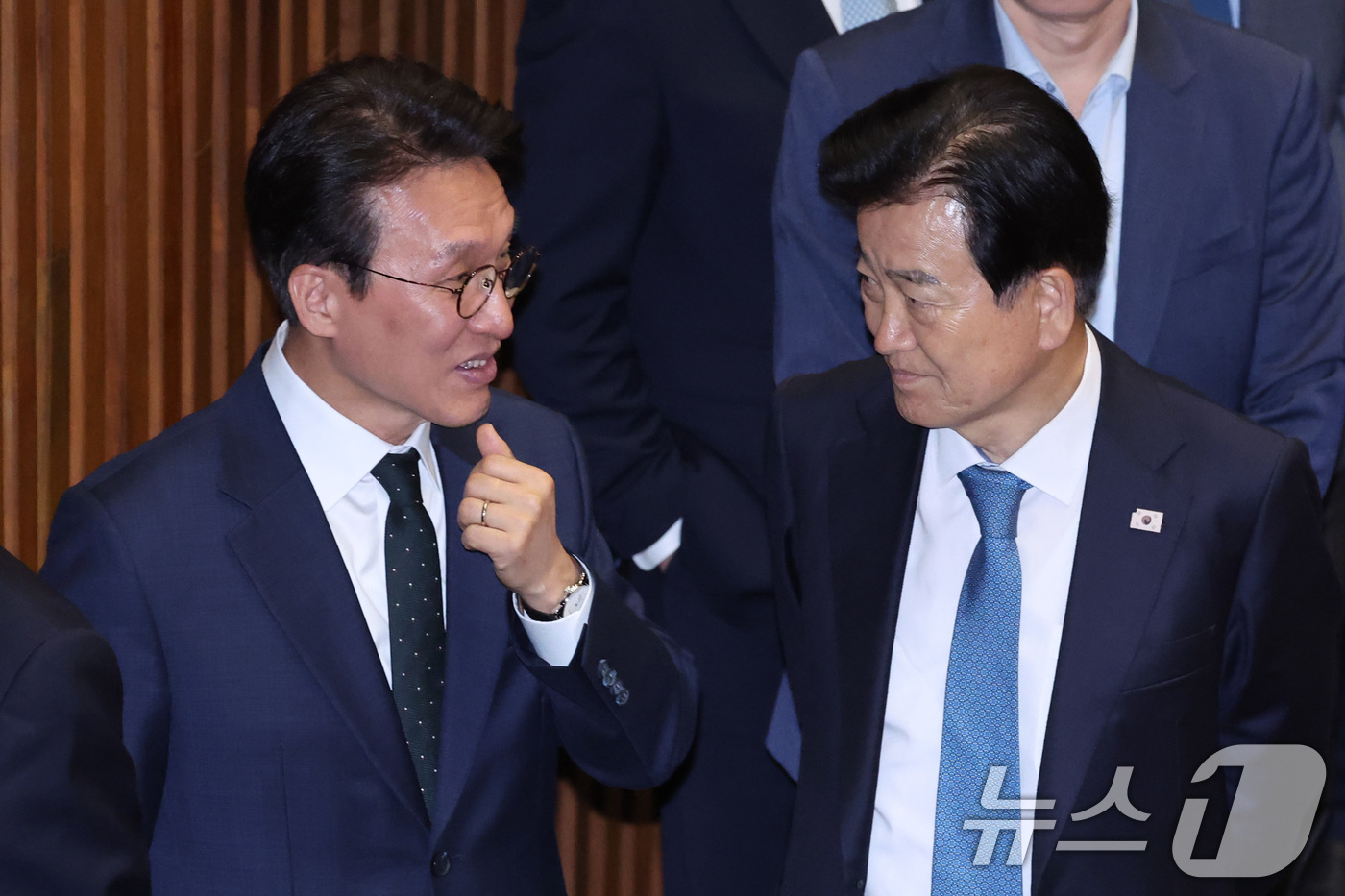 (서울=뉴스1) 신웅수 기자 = 김민석 국무총리와 정동영 통일부 장관이 7일 서울 여의도 국회에서 열린 제435회국회(임시회) 제1차 본회의에서 대화하고 있다. 2026.5.7/뉴 …
