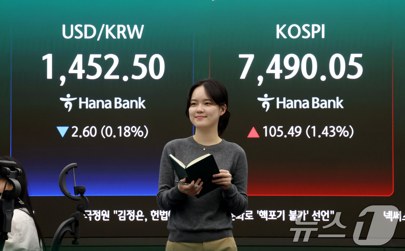 (서울=뉴스1) 이광호 기자 = 코스피 지수가 사상 최고치로 마감한 7일 오후 서울 중구 하나은행 본점 딜링룸 현황판에 전장대비 105.49포인트(1.43%) 상승한 7,490.0 …