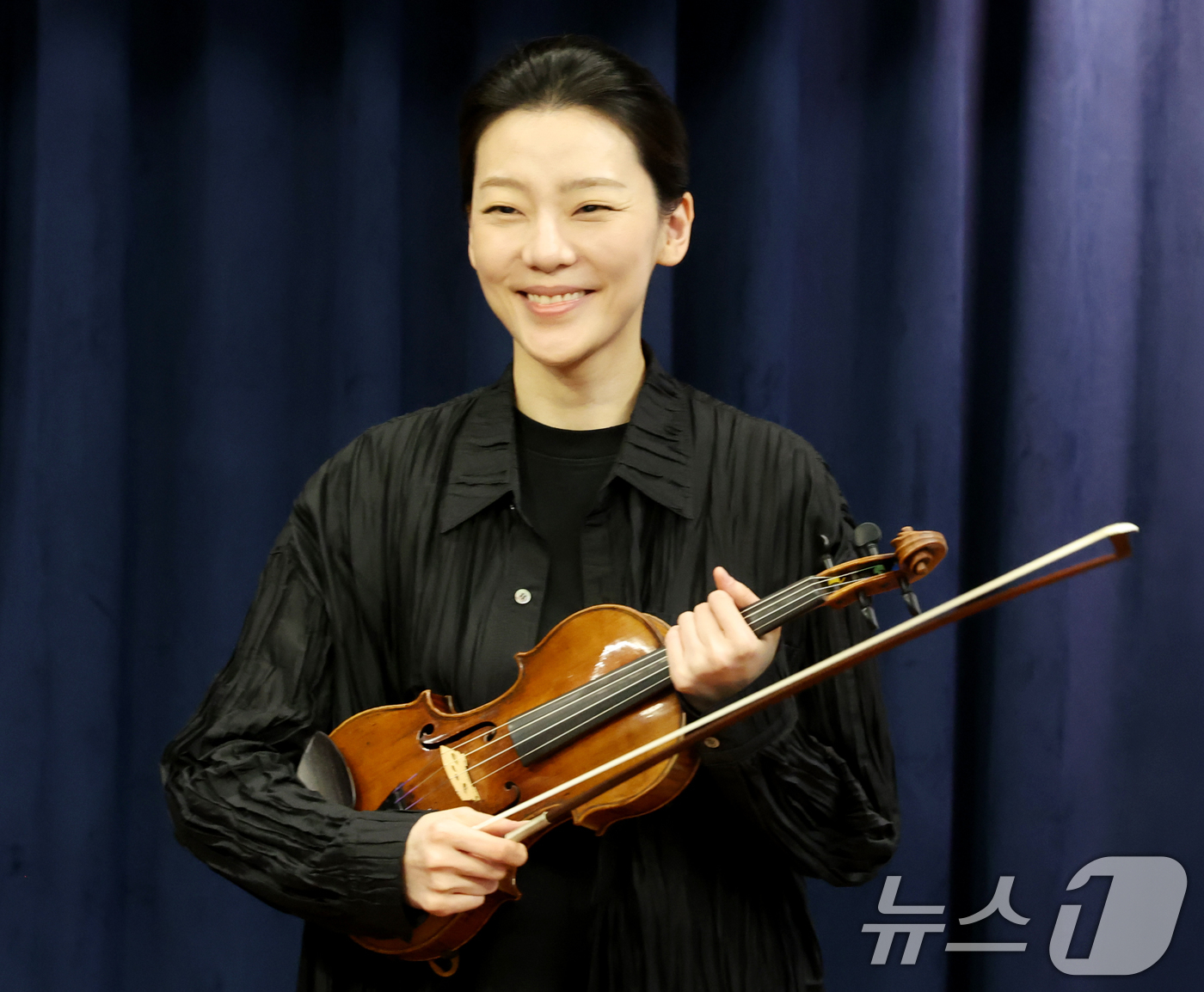 (서울=뉴스1) 조연우 인턴기자 = 바이올리니스트 클라라 주미 강이 7일 오후 서울 종로구 크레디아클래식클럽에서 열린 ‘클라라 주미 강 & 김선욱 듀오 리사이틀’ 기자간담회에서 포 …