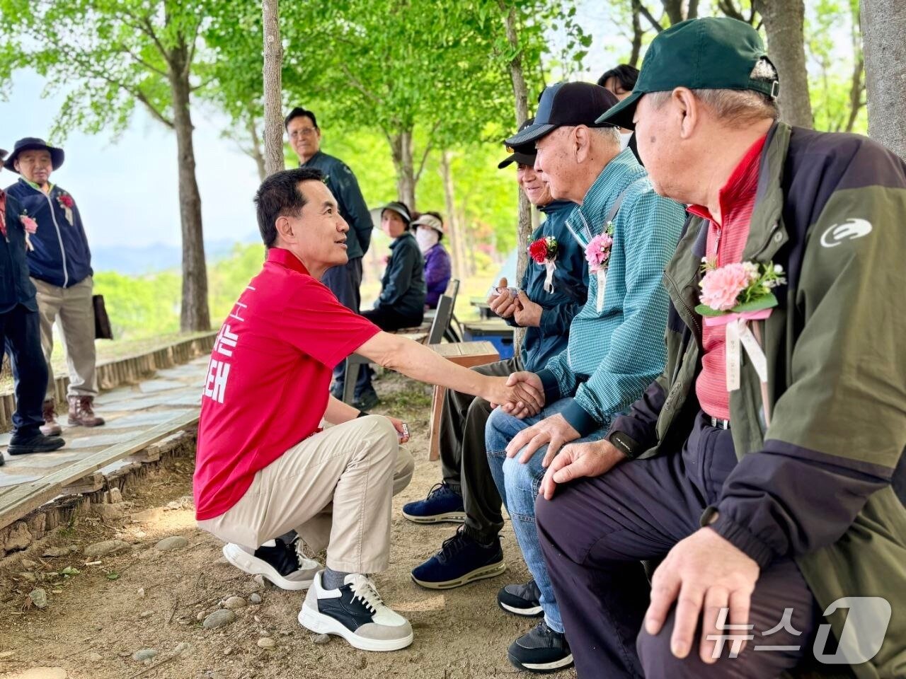 본문 이미지 - 7일 김진태 국민의힘 강원도지사 예비후보가 어르신들의 발을 직접 씻겨드리는 '효사랑 세족식'행사에 참석해 어른신들과 대화를 나누고 있다.(김진태 후보 측 제공. 재판매 및 DB금지)/뉴스1