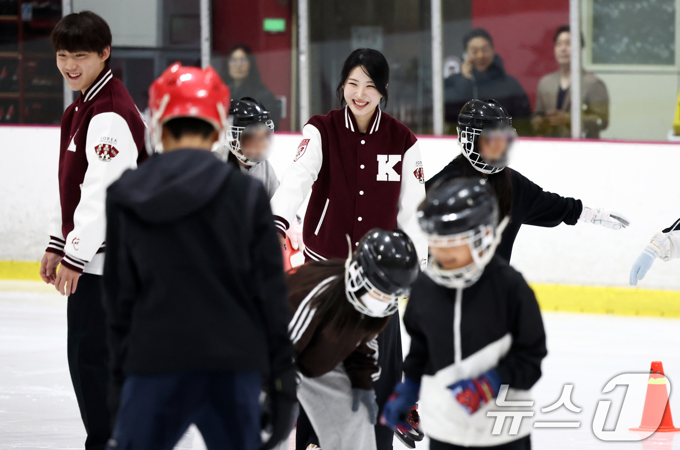 (서울=뉴스1) 최지환 기자 = 쇼트트랙 국가대표 김길리와 임종언이 7일 오후 서울 성북구 고려대학교 아이스링크에서 지역 취약계층 아동에게 스케이트를 강습하고 있다.이번 강습 행사 …