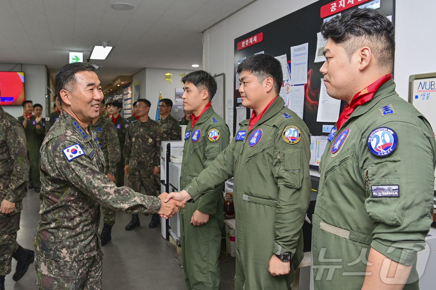 본문 이미지 - 진영승 합참의장이 7일 공군 제20전투비행단을 방문해 조종사들과 악수하며 격려하고 있다. (합동참모본부 제공. 재판매 및 DB 금지) 2026.5.7 ⓒ 뉴스1