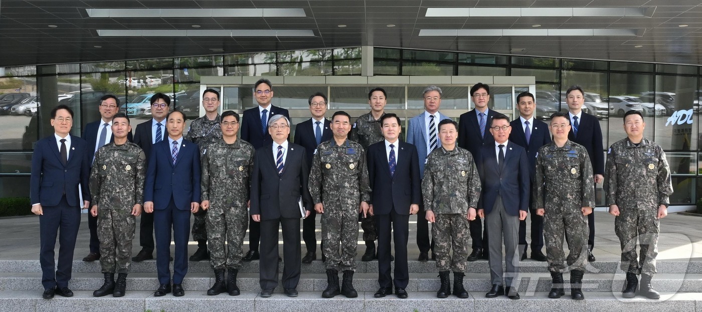 (서울=뉴스1) = 진영승 합참의장이 7일 대전 유성구 국방과학연구소에서 이건완 국방과학연구소장(앞줄 왼쪽 일곱 번째) 및 연구원들과 기념 촬영을 하고 있다. (합동참모본부 제공. …