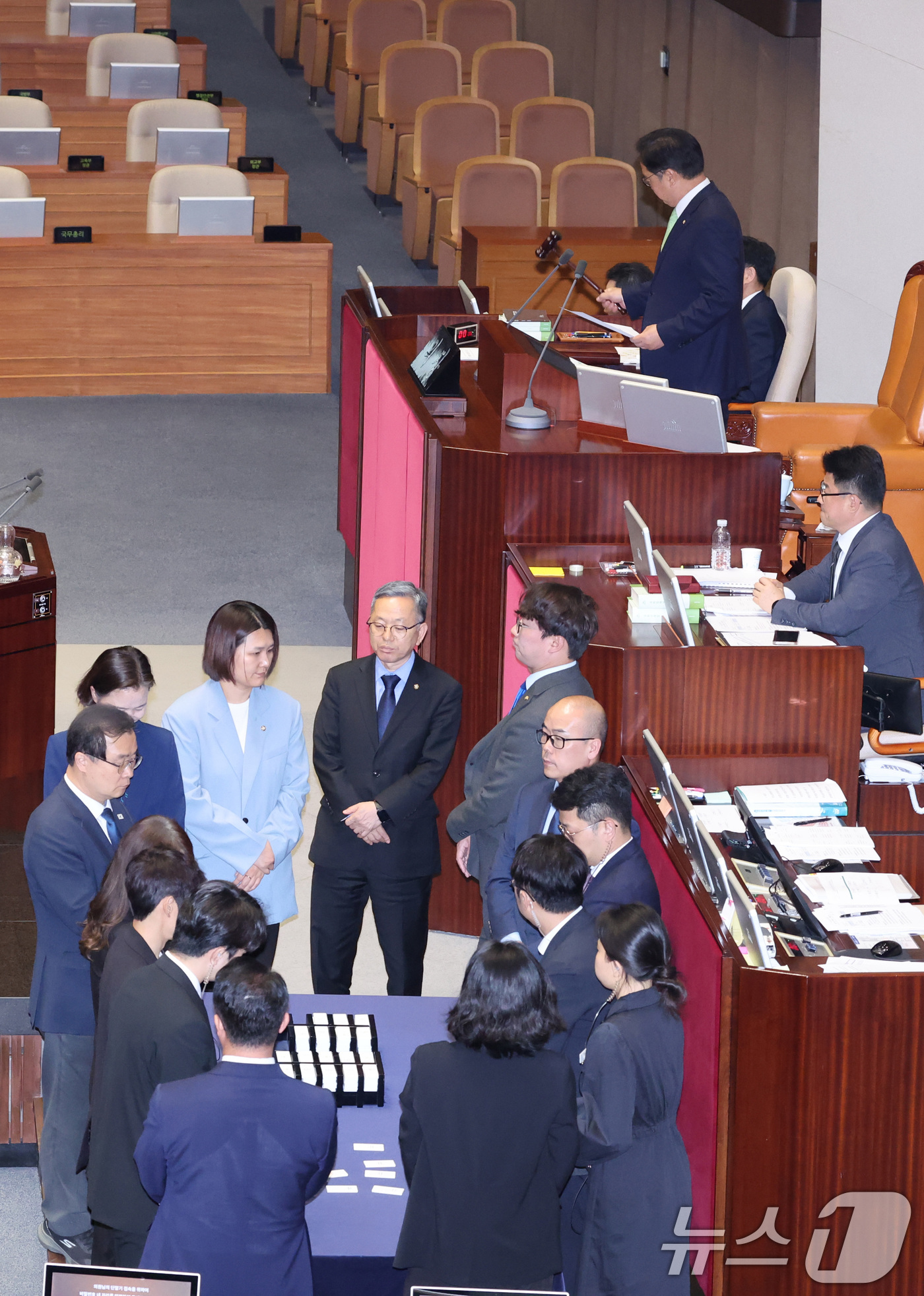 (서울=뉴스1) 신웅수 기자 = 우원식 국회의장이 7일 서울 여의도 국회에서 열린 제435회국회(임시회) 제1차 본회의에서 대한민국헌법 개정안에 대한 투표 불성립을 선언하고 있다. …