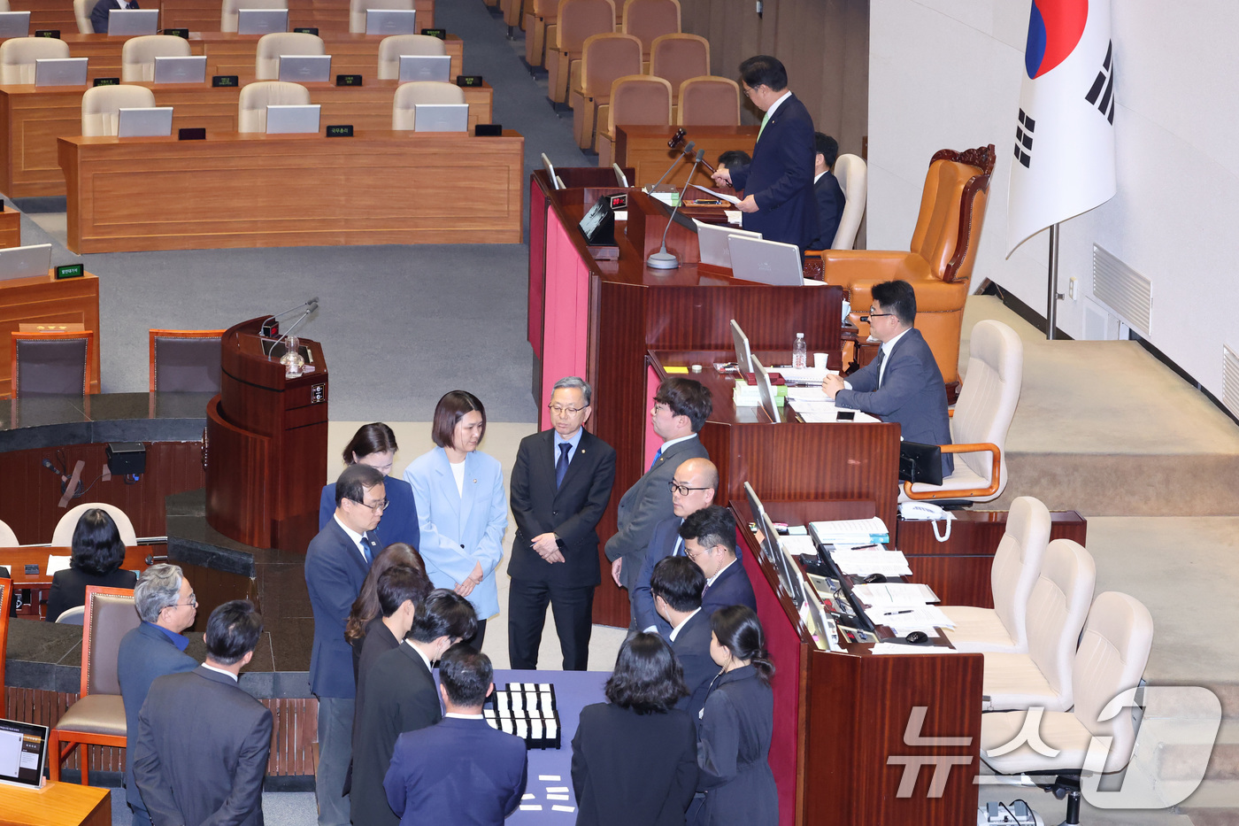 (서울=뉴스1) 신웅수 기자 = 우원식 국회의장이 7일 서울 여의도 국회에서 열린 제435회국회(임시회) 제1차 본회의에서 대한민국헌법 개정안에 대한 투표 불성립을 선언하고 있다. …