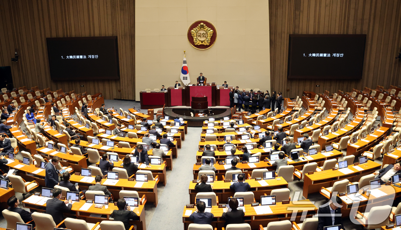 (서울=뉴스1) 황기선 기자 = 7일 오후 서울 여의도 국회에서 열린 제435회 국회(임시회) 제1차 본회의에서 대한민국헌법 개정안이 국민의힘 의원 불참으로 투표가 불성립 되고 있 …