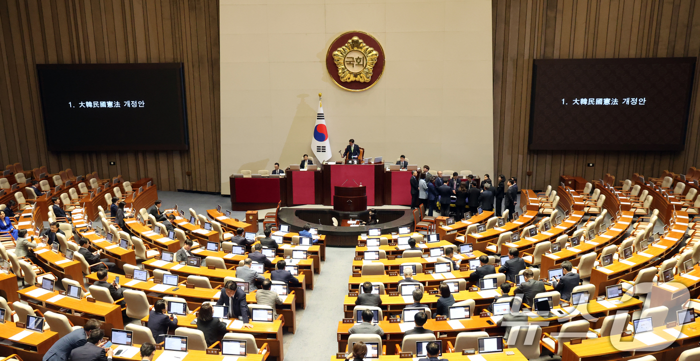 (서울=뉴스1) 황기선 기자 = 7일 오후 서울 여의도 국회에서 열린 제435회 국회(임시회) 제1차 본회의에서 대한민국헌법 개정안이 국민의힘 의원 불참으로 투표가 불성립 되고 있 …