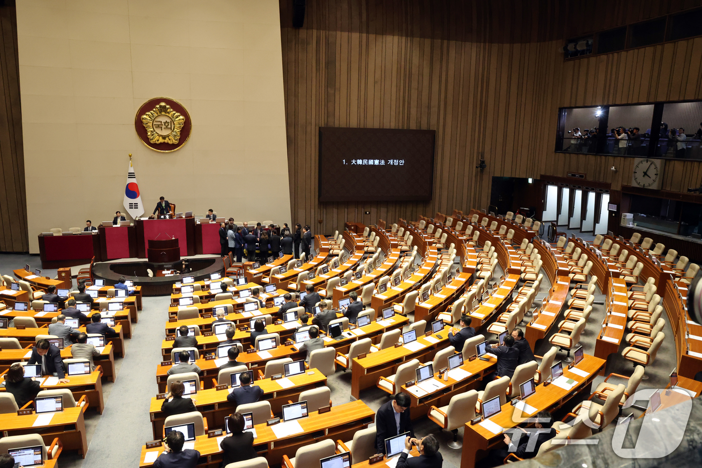 (서울=뉴스1) 황기선 기자 = 7일 오후 서울 여의도 국회에서 열린 제435회 국회(임시회) 제1차 본회의에서 대한민국헌법 개정안이 국민의힘 의원 불참으로 투표가 불성립 되고 있 …